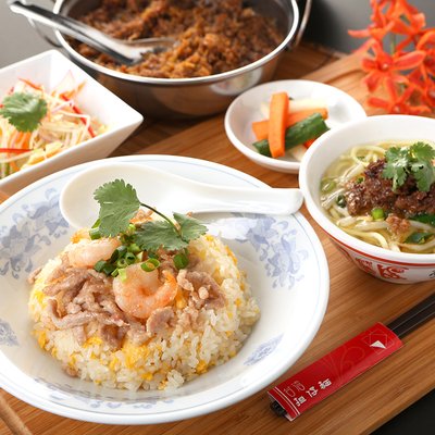 海老と細切り豚肉の炒飯と担仔麺のセット