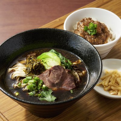 台湾名物牛肉麺とミニルーロー飯のセット